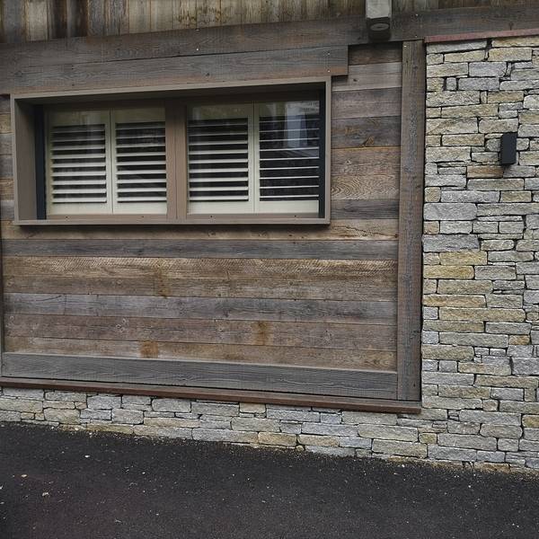 mur en bois et pierre