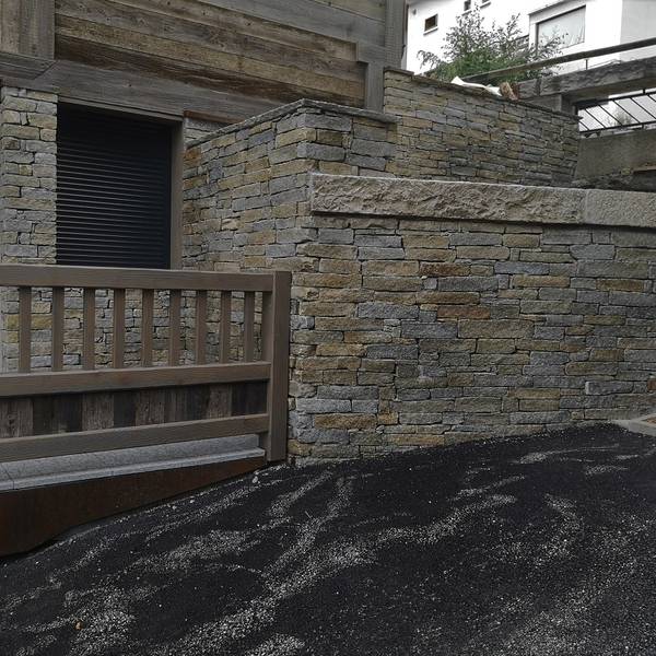 grande maison et mur tout en pierre