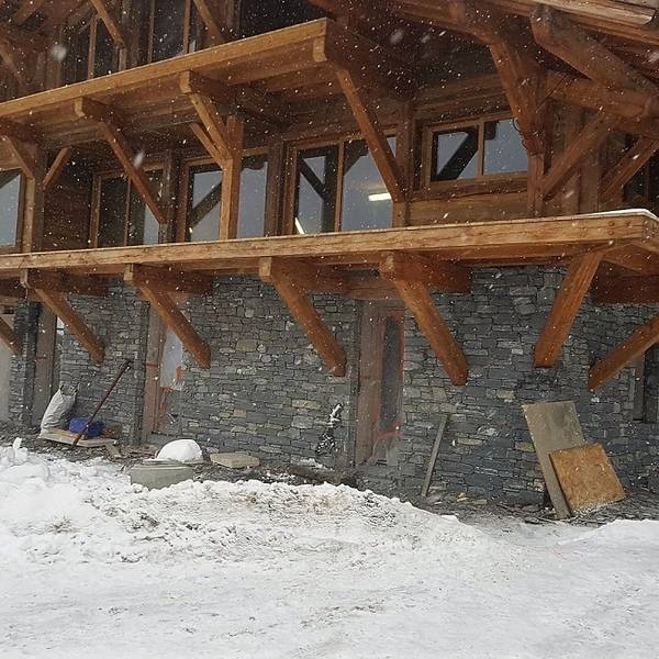 mur en pierre neige