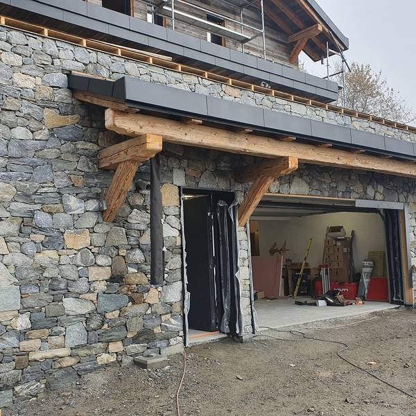 garage et entrée en bois et pierre