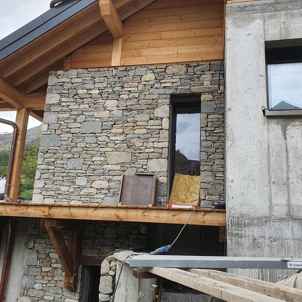 mur en pierre sur bois