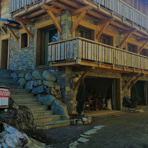 chalet en pierre et escalier