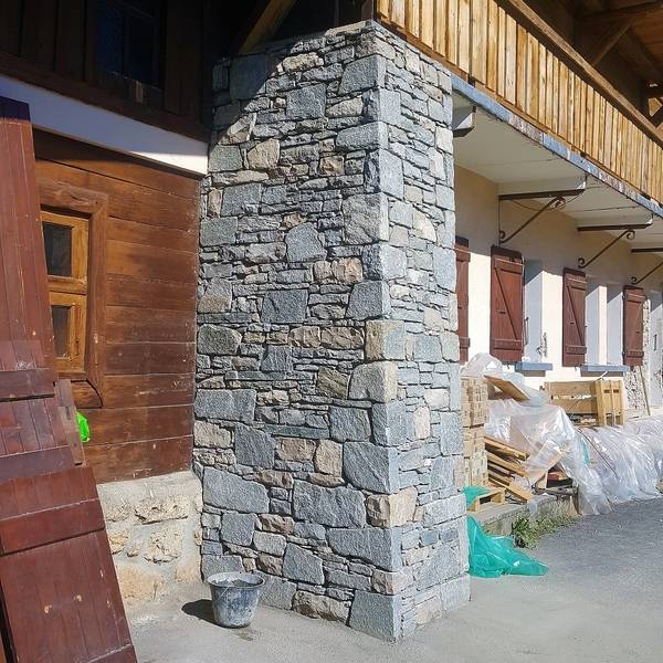 coté de maison en pierre