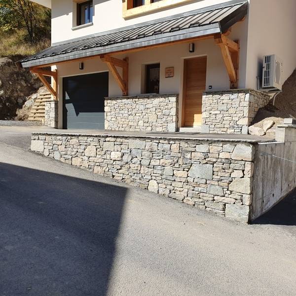 muret devant maison