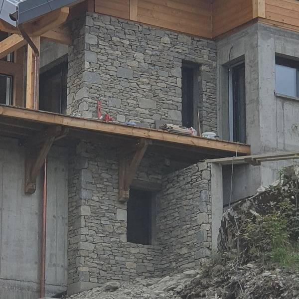 bois et pierre pour chalet