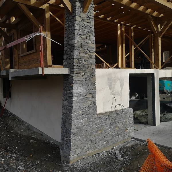 pied mur en bois