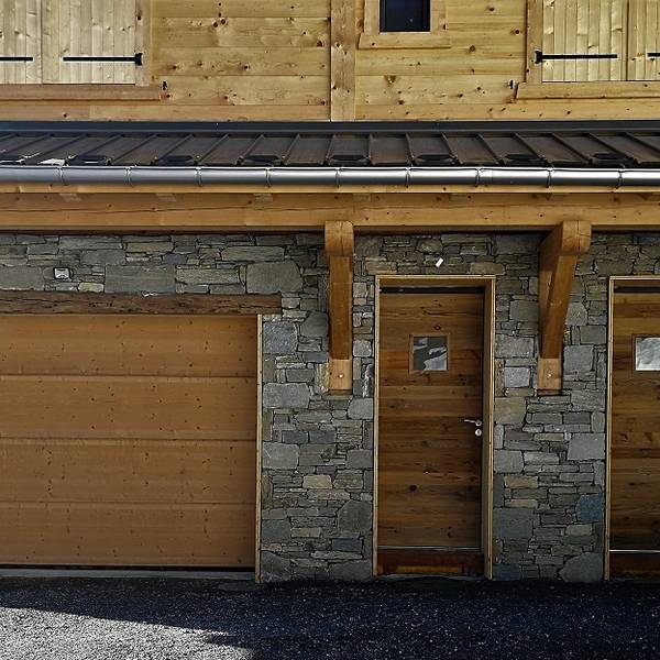 entrée en bois et pierre