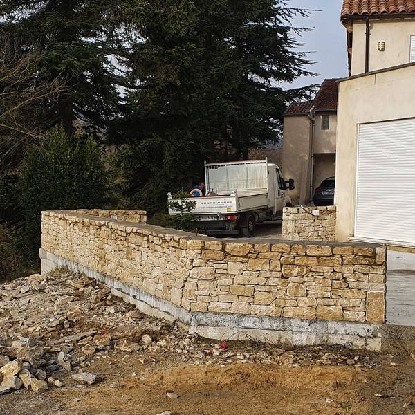 petit mur en pierre