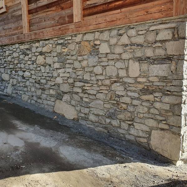 mur en pierre bas