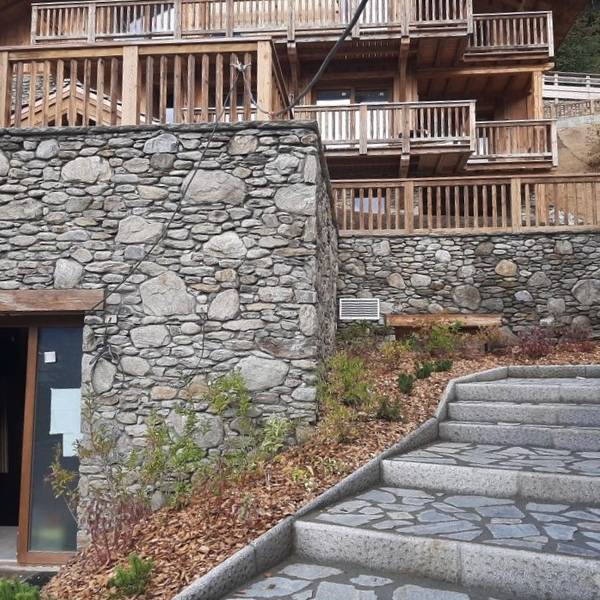 escalier et mur en pierre