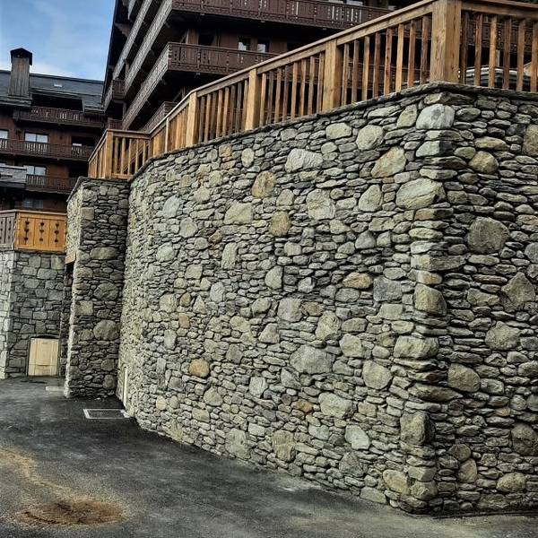 grand mur en pierre exterieur