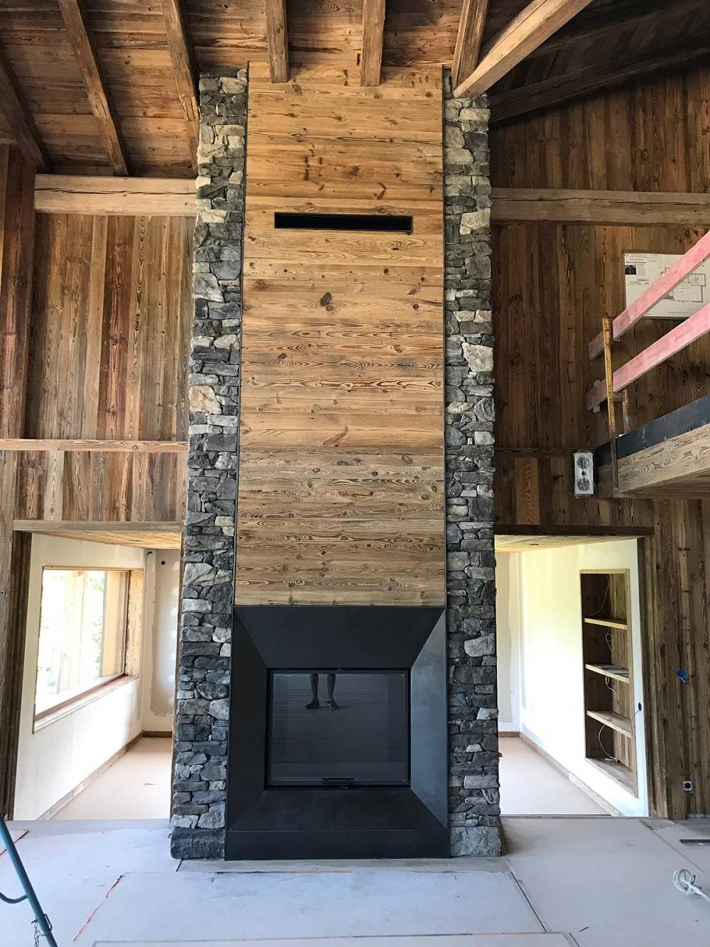cheminée en bois et pierre