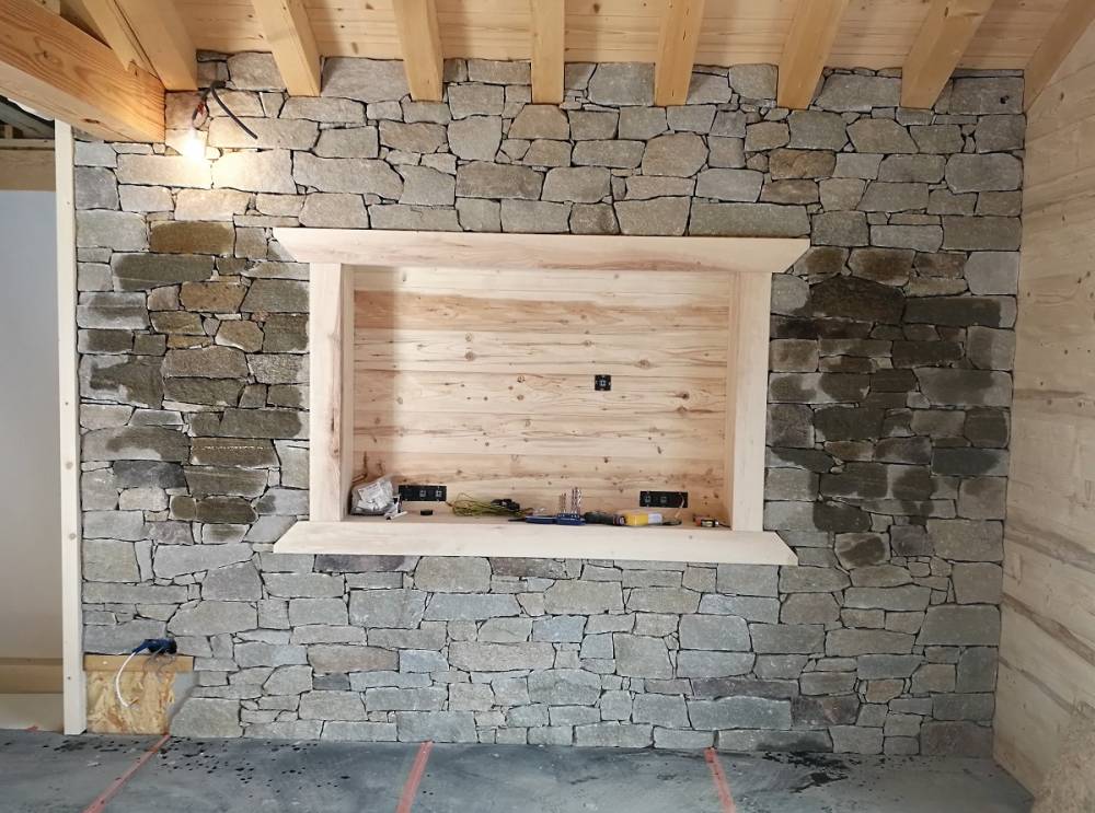 interieur mur pierre collée